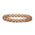Detailaufnahme von 8mm braunem Mondstein elastischem Perlenarmband auf weißem Grund - Kaffeebraun