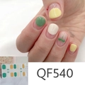 Detailansicht der matten Gänseblümchen-Nagelaufkleber QF540 mit grünen Herzmustern - QF540