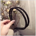 Diadema de doble capa con cristales negros brillantes mostrada en una modelo - Negro