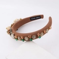 Dettaglio di cerchietto marrone fatto a mano con fiori di stoffa, perle e strass colorati - Marrone