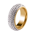 Detailansicht eines goldenen Titanstahlrings mit fünf Reihen Kristallbesatz und Polierkante - US 6 / 5 Reihen Pave Weiß Ton Diamant Goldfarbe