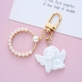 Portachiavi con angelo barocco con anello dorato e decorazioni a cuore con perle bianche - Angelo con perla rotonda