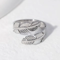 Verstellbarer Federring aus Edelstahl in Silber mit detaillierter Federstruktur auf Weiß - Größe 7 (Verstellbar) / Stahlfarbe