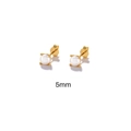 Vista macro de pendientes de perlas de 5mm con sellos de plata 925 bañada en oro - 5mm / Dorado