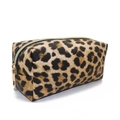 Neceser de leopardo con cremallera dorada y superficie texturizada sobre fondo blanco - Leopardo Marrón Claro