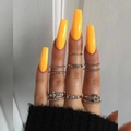 Unghie finte lunghe gialle a ballerina con set di anelli dorati con croce e strass - Giallo Brillante (JP786)