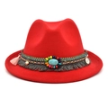 Détail du chapeau en laine rouge avec ruban perlé bohème et touches de turquoise - M (56-58cm) / Rouge
