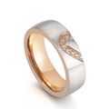Tweekleurige geborstelde roestvrijstalen ring met half hart van zirkoon en roségouden rand - US 7 / Dames Zilver Roségoud Zirkonia Hart Ring (KR47379-K)