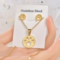 Makroaufnahme von Goldschmuck-Set mit Pfotenabdruck-Halskette und Ohrsteckern aus Edelstahl - Tierpfotenabdruck