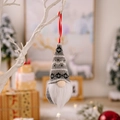 Gnomo di Natale sospeso con cappello grigio lavorato a maglia e barba in finta pelliccia - Stile D-Cappello in maglia grigio con motivo geometrico