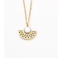 Vue détaillée du collier éventail doré avec incrustation de nacre et motifs ajourés - Éventail Blanc