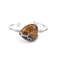 Detail van hartvormige tijgeroogsteen met handgewikkelde zilverdraad op een armband - Natuurlijk / Tijgeroog
