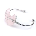 Makro-Detail des silberdrahtumwickelten Mond-Rosa-Kristalls auf poliertem Armreif - Rosenquarz