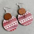 Boho Weihnachts-Ohrringe aus Holz mit Rentier- und Schneeflockenmuster in Rot - Rentier Schneeflocke Baum