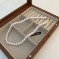 Detalle del collar de perlas con colgante bañado en oro de 14K en caja de madera - Diámetro de perla 10mm / Perla Blanca-10mm