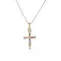 Halskette mit buntem Zirkonia-Kreuzanhänger an feiner Goldkette auf weißem Hintergrund - Goldenes Kreuz mit farbigem Zirkonia