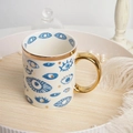 Taza de cerámica con ojo turco azul y asa dorada para decoración de mesa elegante - Taza Mal de Ojo