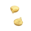 Detalle de dos colgantes de concha de estrella de mar dorados con textura metálica en blanco - Concha / Dorado