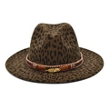 Dettaglio cappello fedora leopardato con fascia etnica di perline e piuma dorata - Verde Militare