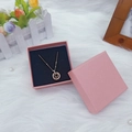 Collar de proyección oro rosa en caja cuadrada rosa sobre fondo de felpa blanca - 5X5X3cm / Rosa