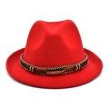 Vista detallada del sombrero fedora rojo con banda étnica y hebilla de pluma dorada - M (56-58cm) / Rojo