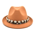 Dettaglio cappello fedora in lana cammello con conchiglie e fascia intrecciata etnica - M (56-58cm) / Cammello