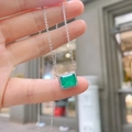 Primer plano de un collar de plata con colgante de gema verde cuadrada y diamantes - Collar Esmeralda [Rectangular 7X9mm]