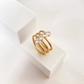 Funkelndes 18k vergoldetes Titan-Ring-Set mit runden Zirkonia-Steinen zum Stapeln - US 7 / B-Paralleler Multistein Stil Gold