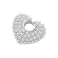 Dettaglio del ciondolo a forma di cuore argentato con perle finte bianche e lucenti - Cuore / Oro Bianco