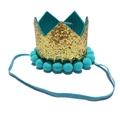 Detail van gouden pailletten mini kroon met blauwe pompons voor verjaardagsfeestjes van honden - Kroon Pompon Hoed / Blauw