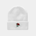 Detalle del bordado de rosa roja en un gorro de punto blanco para estilo streetwear - Bordado de Rosa / Blanco