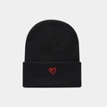 Detalle del bordado de corazón rojo en el borde doblado del gorro de punto negro - Bordado de Rosa / Negro