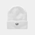 Primer plano del gorro de punto blanco con bordado de corona negra y textura suave - Bordado de Corona / Blanco