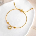 Bracciale dorato in acciaio al titanio con ciondolo a cuore in madreperla e fibbia a cursore - Bracciale Cuore in Madreperla (974)