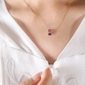 Collana in acciaio al titanio dorato con ciondolo in zircone viola a taglio quadrato - Viola/Febbraio