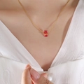 Collana dorata alla moda con un delicato ciondolo rettangolare in cristallo rosso - Rosso/Luglio