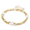 Elegante pulsera de cadena Figaro dorada con tres perlas blancas y acabado pulido - Dorado (KB161939-Z)