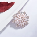 Elegante spilla a fiore in oro rosa con perle bianche e cristalli su una foglia d'autunno - Foglia di Perla Cava Oro Rosa