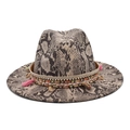 Détail du chapeau fedora motif serpent avec ruban ethnique et pompon rose décoratif - Poche zippée