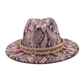 Detalle de fedora rosa con estampado de serpiente, banda étnica trenzada y colgantes de concha - Rosa