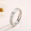 Dettaglio dell'anello in acciaio al titanio argento con numeri romani e diamante - US 6 / Color Acciaio