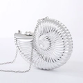 Zilveren schelpvormige clutch met metallic spiegelafwerking en fijne kettingriem - Zilver