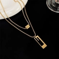 Elegante collana a doppio strato in acciaio al titanio dorato con ciondoli geometrici - Oro