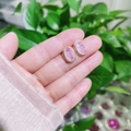 Detail van roze ovale druzy oorknopjes met een goudkleurige kralenrand in de hand - Burst Roze