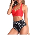 Detail eines roten Bikini-Oberteils mit Knoten und schwarz-weißer Polka-Dot-Hose - S / Rot mit schwarz-weißen Punkten / Rot