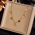 Dettaglio della collana in acciaio al titanio con perline colorate e pendenti a occhio - N1831