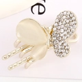 Makroaufnahme einer Schmetterlings-Haarklammer mit Strass und cremefarbenen Steinen - 2# Strass Schmetterling Haarklammer / Gold