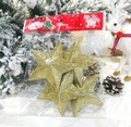 Dettaglio di stelle dorate glitterate con etichetta Merry Christmas su pino innevato - 7,5cm Oro (4 Pezzi)