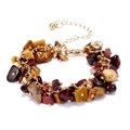 Detalle de la pulsera multicapa de piedras naturales con cierre de mosquetón dorado - Grava de Color Mixto / Colorido
