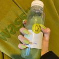 Uñas postizas cortas de bailarina en verde aguacate mate mostradas en una pose de mano - Verde Hierba